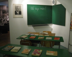 Ukzka interiru koln tdy z doby socialismu, Nrodn pedagogick muzeum J. A. Komenskho, 19. dubna 2016.